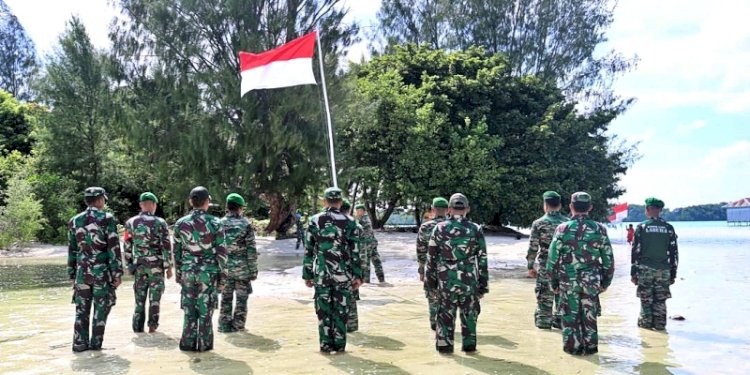 Komando Distrik Militer (Kodim) 1509/Labuha kibarkan bendera merah putih sebagai penegasan Kepulauan Widi adalah milik Indonesia/Net