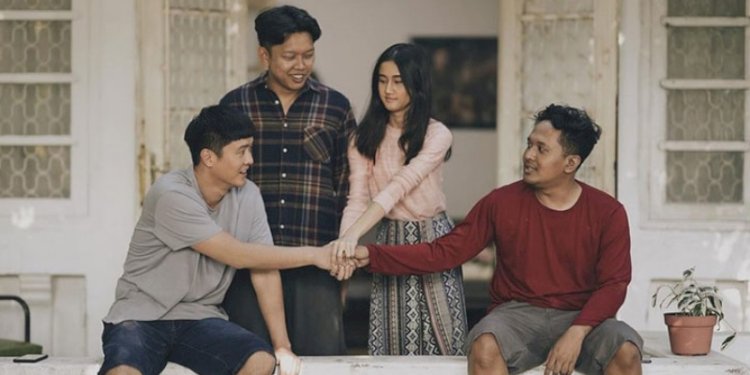 Dari kiri, Riki (Indra Pramujito), Joko (Bayu Skak), Ajeng (Keisya Levronka), dan Fadli (Dono Pradana) menjadi inti cerita Lara Ati Lokadrama/Ist