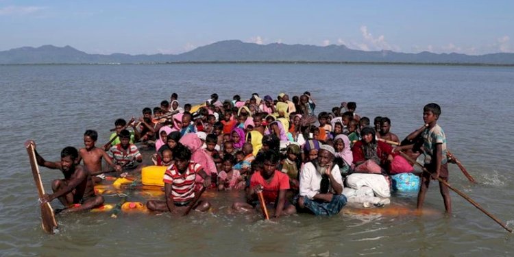  Sebuah kapal yang membawa ratusan warga etnis Rohingya, dilaporkan mengalami kebocoran saat melintasi perairan Thailand.