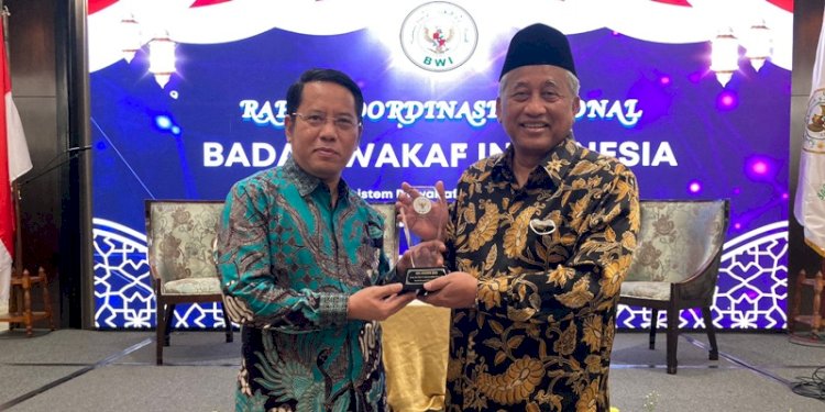 Dirjen Bimas Islam Kemenag, Kamaruddin Amin menerima penghargaan sebagai Pegiat Wakaf Indonesia dalam ajang Badan Wakaf Indonesia (BWI) Award 2022/Ist