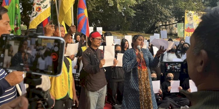 Aksi solidaritas terhadap demonstran China di monumen Jantar Mantar di New Delhi, India pada Jumat (2/12)/Net