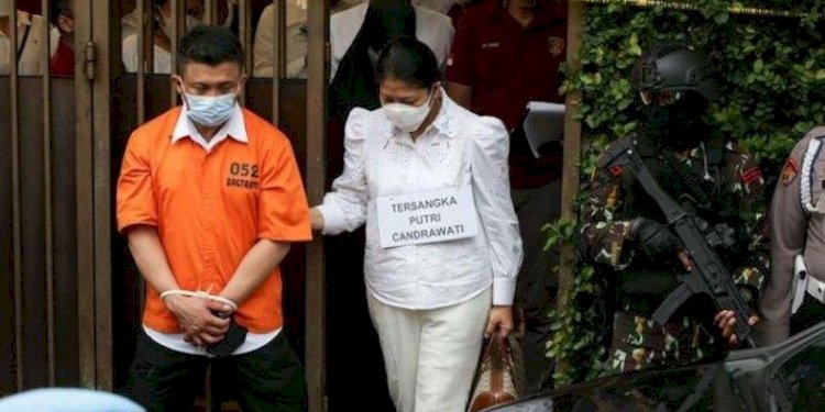 Putri Candrawathi bersama suaminya Ferdy Sambo saat menjalani rekonstruksi pembunuhan berencana Brigadir Yosua Hutabarat alias Brigadir J/Net
