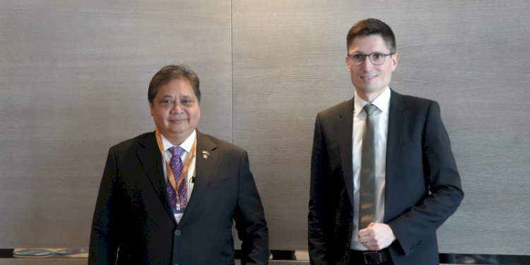 Menteri Koordinator Bidang Perekonomian, Airlangga Hartarto bersama Vice President Federation of European Sporting Goods Industry (FESI), Manuel Pauser/Net