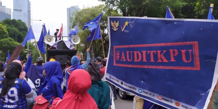 Dewan Pimpinan Wilayah (DPW) Prima Jawa Timur melakukan aksi unjuk rasa di kantor KPU Jatim/Ist
