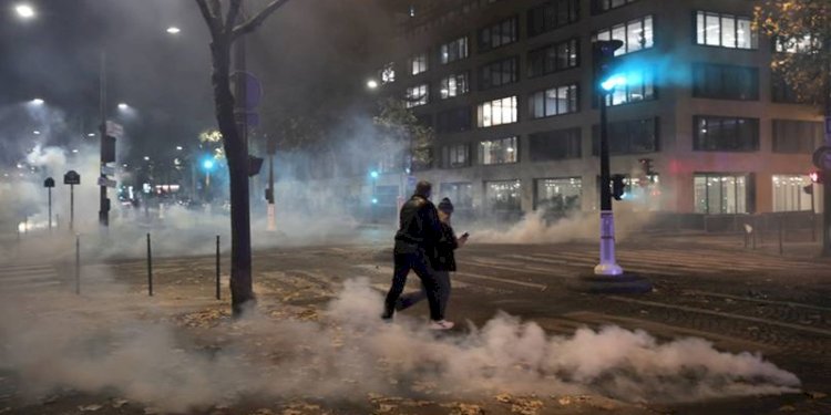 Gas air mata digunakan untuk membubarkan massa saat kerusuhan usai pertandingan bola di Paris/Net