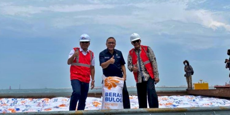 Menteri Perdagangan Zulkifli Hasan menyambut kedatangan beras impor milik Bulog/Ist