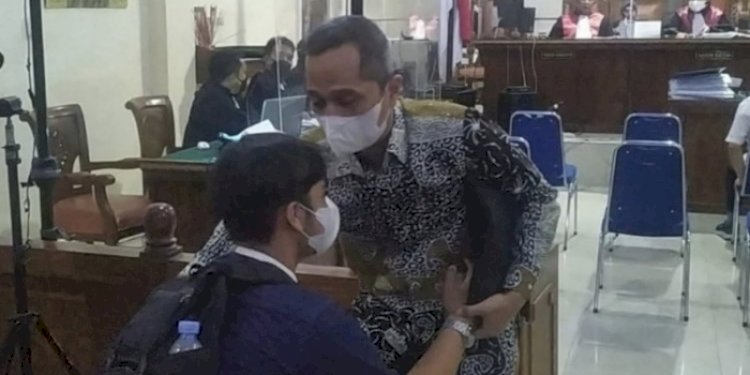 Karomani memeluk anaknya di PN Tanjungkarang beberapa waktu lalu/RMOLLampung