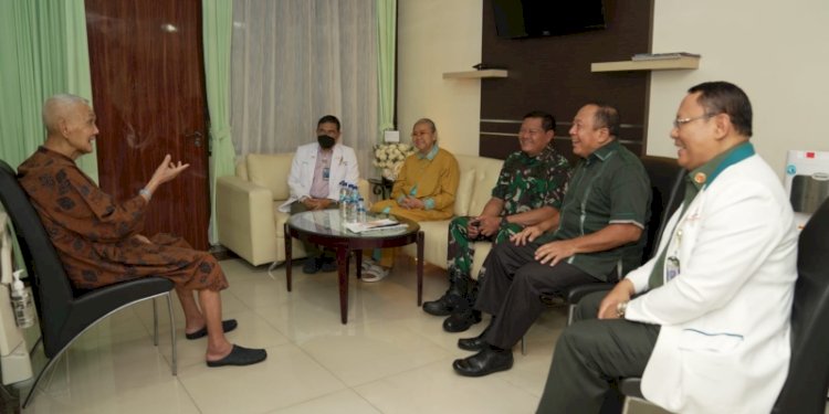  Panglima TNI, Laksamana Yudo Margono menjenguk Wakil Presiden ke-6, Try Sutrisno di RSPAD Jakarta/Ist