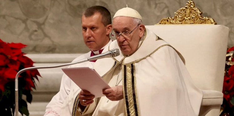  Paus Fransiskus saat Misa Malam Natal di Basilika Santo Petros, Vatikan pada Sabtu (24/12) waktu setempat/Net