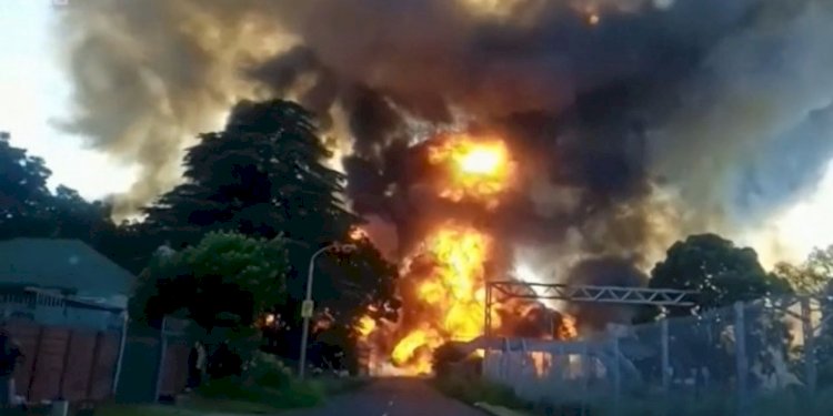 Sebuah ledakan terjadi di Johannesburg, Afrika Selatan akibat truk tangki berisi bahan bakar terbakar pada Sabtu (24/12)/BBC
