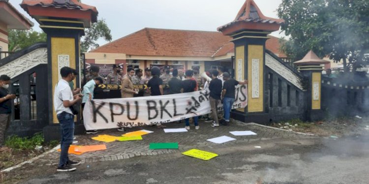 Aksi demontrasi di depan kantor KPU Bangkalan/RMOLJatim