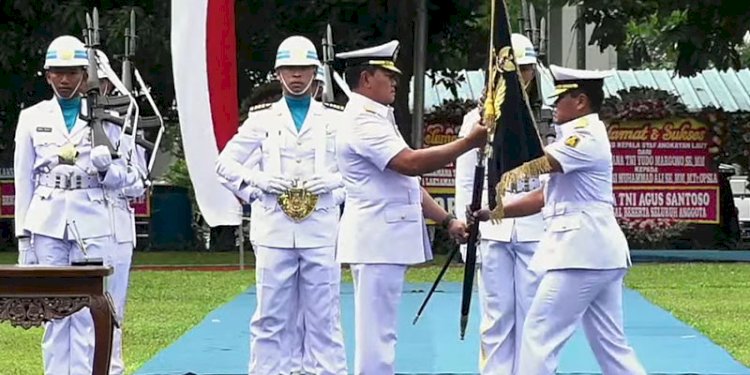 Serah terima panji Jalesveva Jayamahe dari Laksamana TNI Yudo Margono ke Laksamana TNI Muhammad Ali/Ist