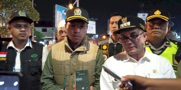 Ketua DPRK Banda Aceh Farid Nyak Umar (tengah) menyampaikan keterangan pers usai memantau malam pergantian tahun 2023/RMOLAceh