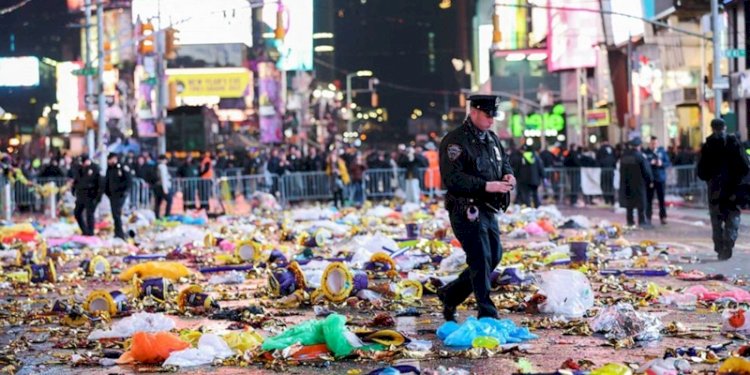  Seorang petugas polisi di lokasi serangan malam tahun baru di Times Square, di New York, 1 Januari 2023/Net