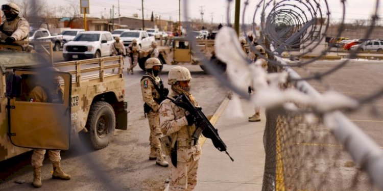 Anggota militer Meksiko berjaga di sekitar penjara di kota perbatasan Meksiko, Juarez setelah terjadi Serangan bersenjata/Reuters