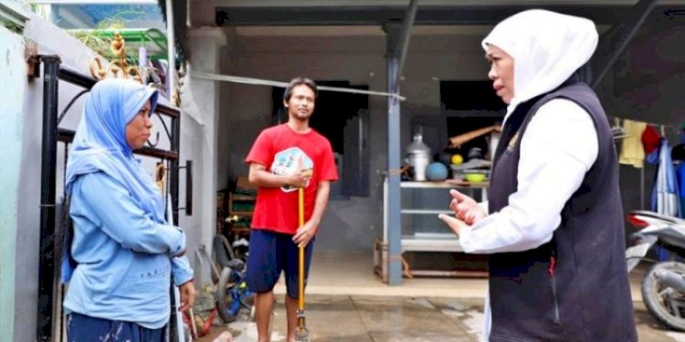 Gubernur Khofifah menyapa warga terdampak banjir di Sampang/Ist