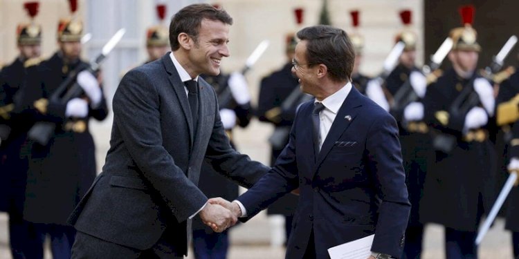 Presiden Prancis Emmanuel Macron saat bertemu dengan Perdana Menteri Swedia Ulf Kristersson, Selasa 3 Januari 2023/Net