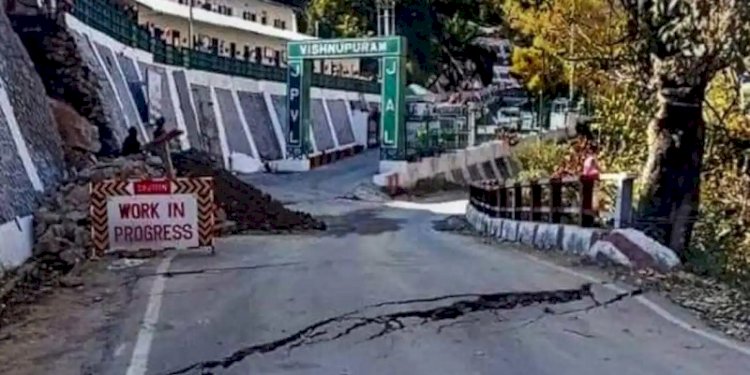 Retak di jalanan di Kota Joshimath, Uttarakhand, India/Net