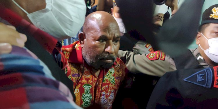 Gubernur Papua Lukas Enembe saat dibawa ke RSPAD usai ditangkap di Jayapura oleh KPK/RMOL