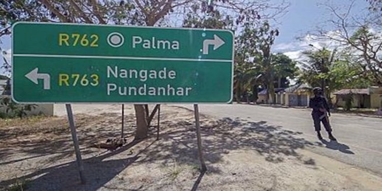 Polisi Rwanda berdiri di dekat rambu jalan di Palma, Cabo/Afrika News