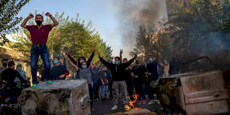 Warga Iran memprotes kematian Mahsa Amini di Teheran/Net