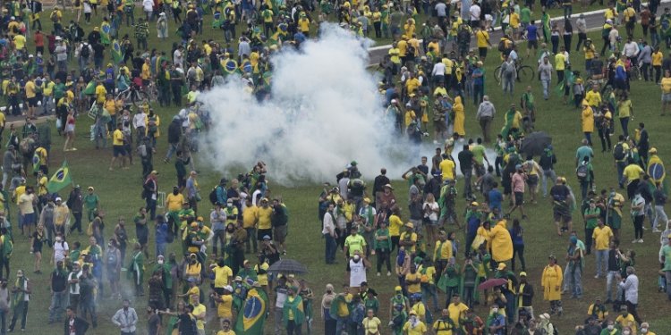 Pendemo merangsek masuk ke halaman gedung kongres Brasil pada Minggu 8 Januari 2023/Net