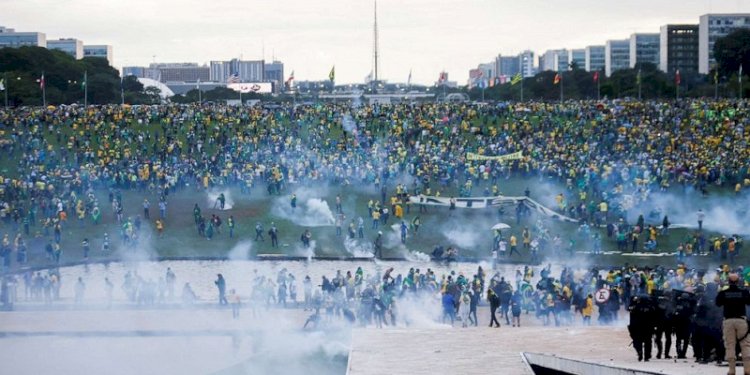 Kerusuhan di Brasilia, Brasil pada 8 Januari 2023, ketika massa pendukung Jair Bolsonaro menggeruduk gedung-gedung pemerintahan/Net