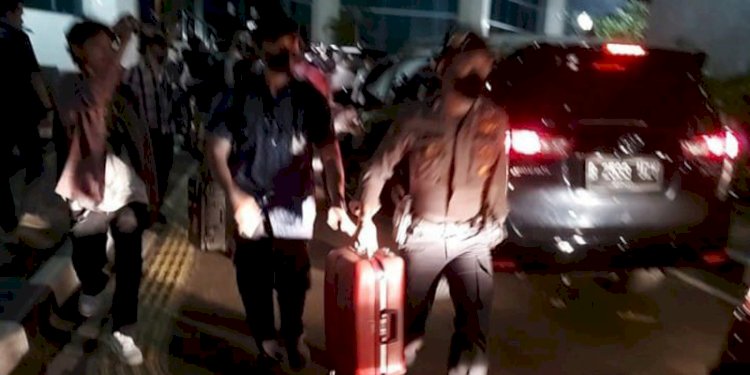 Penyidik KPK membawa koper usai melakukan pengeledahan gedung DPRD DKI Jakarta di Jalan Kebon Sirih, Jakarta Pusat, Selasa malam (17/1)/Ist