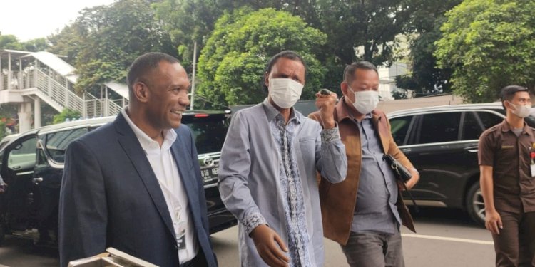  Tenaga Ahli PD Pasar Jaya, Rosario De Marshall alias Hercules mengepalkan tangan kiri ke arah wartawan di Gedung KPK RI/RMOL