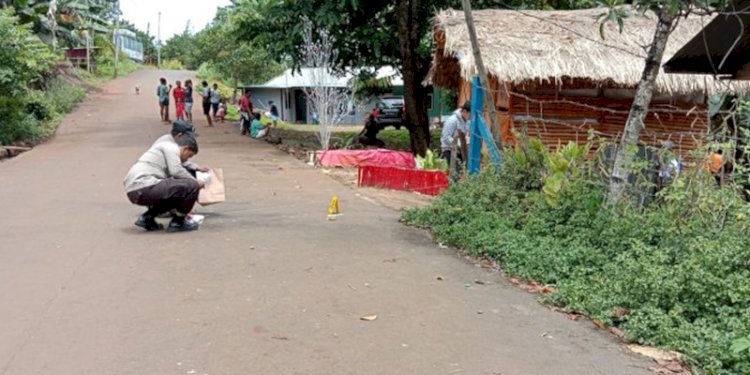 Polresta Jayapura melakukan olah TKP terkait bom rakitan yang meledak dekat rumah jurnalis di Kelurahan Angkasapura, Distrik Jayapura Utara, Kota Jayapura. Peristiwa ledakan terjadi sekitar pukul 04.00 WIT/Ist