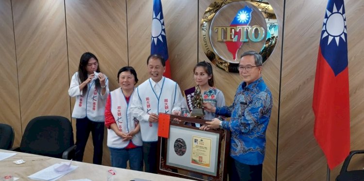 Pemberian penghargaan kepada pengungsi Afghanistan sekaligus grand master karate, Meena Asadi, di kantor Taipei Economic and Trade Office (TETO) di Gedung Artha Graha, Jakarta Selatan pada Selasa, 24 Januari 2023/RMOL