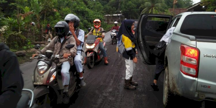 Pengendara harus ekstra hati-hati dalam melintas, karena lumpur yang disebabkan dari angkutan batu bara membuat jalanan menjadi licin/RMOLSumsel