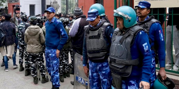 Polisi di luar gerbang utama Universitas Jamia Millia Islamia/Net