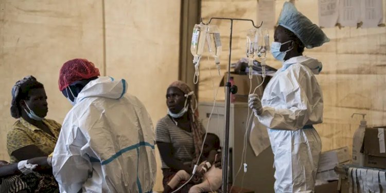 Petugas kesehatan merawat pasien kolera di Rumah Sakit Bwaila di Lilongwe Malawi/Net