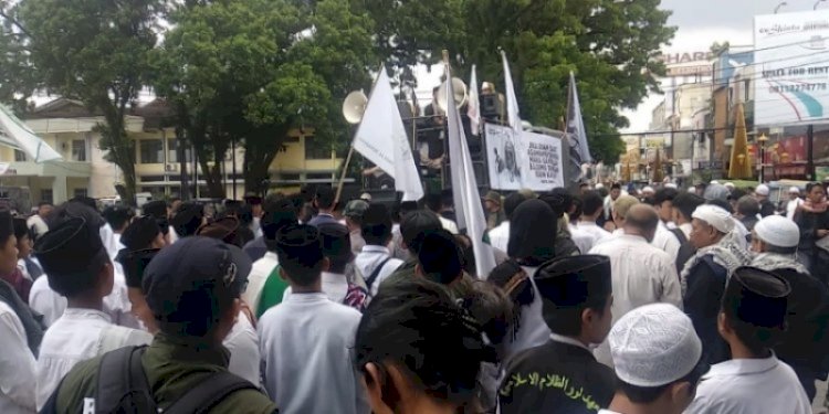 Ribuan umat Islam di Kota Tasikmalaya menggelar demo di Jalur Batu Andesit, Taman Kota, Tasikmalaya, Jawa Barat/RMOLJabar