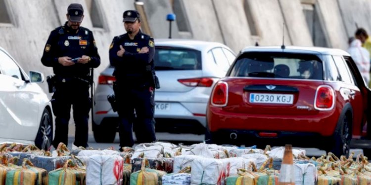 Polisi Spanyol mengeluarkan kokain dari kapal ternak Orion V yang disita di Kepulauan Canary/Net