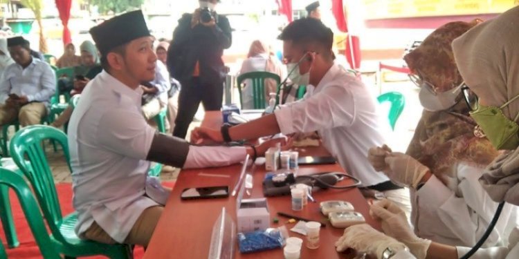 Ketua DPC Gerindra Kota Palembang, Akbar Alfaro saat melakukan pengecekan kesehatan gratis di Kantor DPC Gerindra Palembang/Net