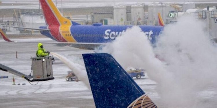 Pesawat milik maskapai Southwest Airlines Co yang batal terbang karena cuaca buruk/Net