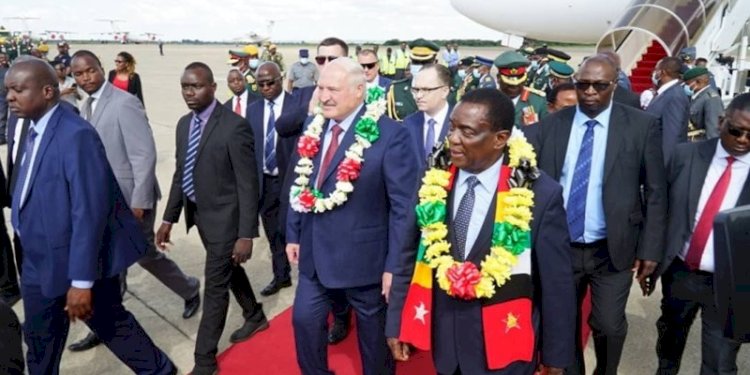 Presiden Belarusia Alexander Lukashenko tiba di Zimbabwe dan disambut oleh Presiden Emmerson Mnangagwa/Net