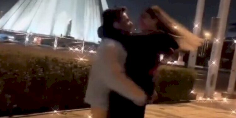 Tangkapan layar dari video Astiyazh Haghighi dan tunangannya Amir Mohammad Ahmadi menari di depan umum di Teheran, Iran/Net
