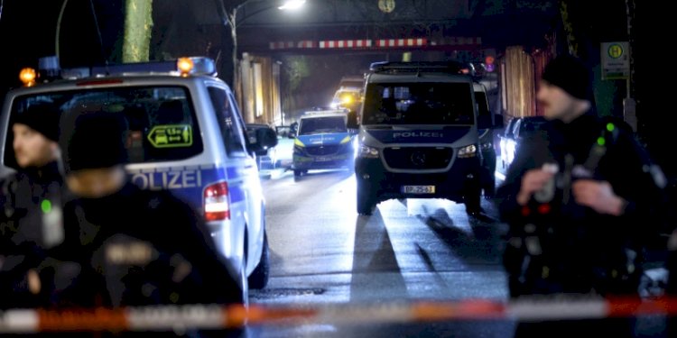 Petugas kepolisian mengamankan area di dekat lokasi kecelakaan kereta api di Recklinghausen, Jerman pada Kamis, 2 Februari 2023/Net