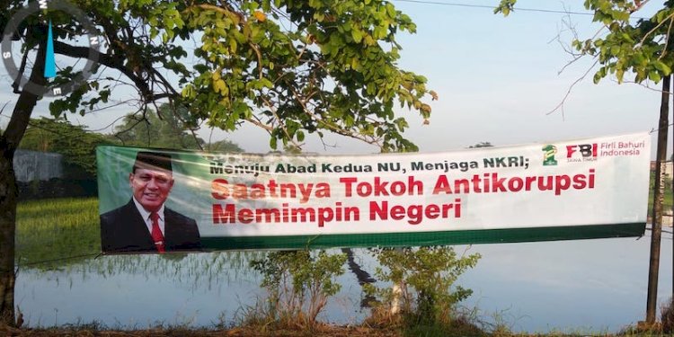 Spanduk antikorupsi bergambar Ketua KPK Firli Bahuri berada di area perayaan Satu Abad NU di Sidoarjo, Jawa Timur pada Selasa, 7 Februari 2023/Net