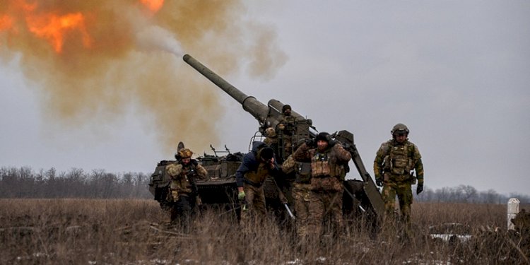 Pasukan artileri Ukraina menembaki posisi Rusia di Bakhmut, 5 Februari 2023/Net