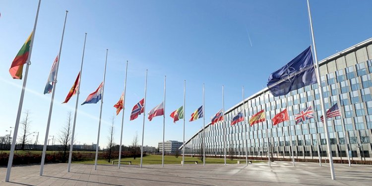Negara-negara NATO pasang bendera setengah tiang untuk tunjukkan solidaritas dengan Turki setelah bencana gempa 7,8 SR/Net