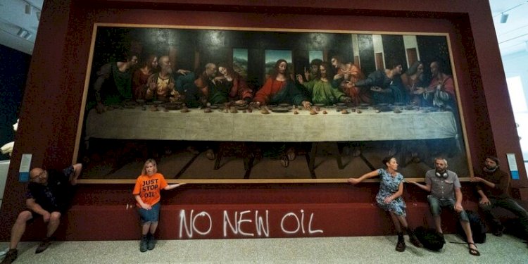Lima Aktivis Just Stop Oil yang menempelkan tangannya pada bingkai salinan "The Last Supper" karya da Vinci/Net