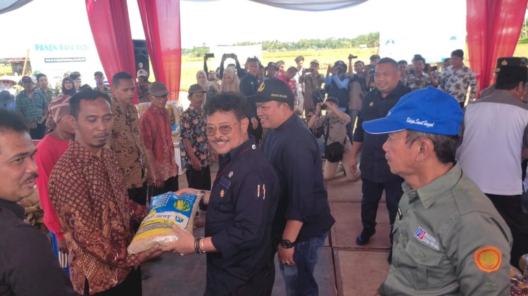 Menteri Pertanian, Syahrul Yasin Limpo didampingi Bupati Seluma, Erwin Octavian memberikan bantuan benih padi kepada Petani
