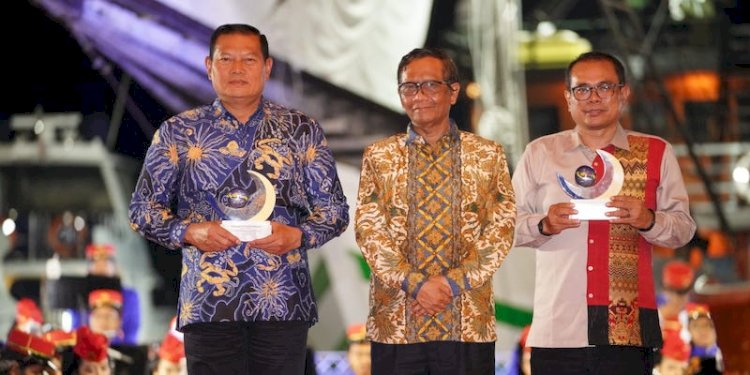 Panglima TNI Laksamana TNI Yudo Margono (kiri) saat memegang penghargaan yang diberikan ISPEC/Net