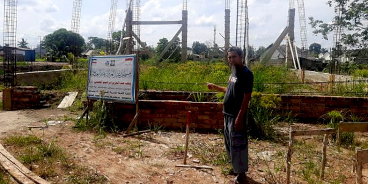 Ketua pembangunan masjid Ibaduhrohman, Novian Hidayat, menunjukkan pondasi masjid yang dibangun mulai terbengkalai karena dihentikan oknum RW setempat/RMOLSumsel