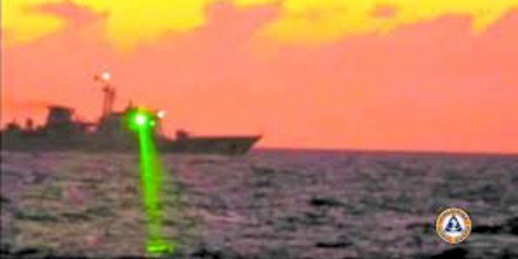 Kapal Penjaga Pantai China (CCG) menembakan laser pada kapal Penjaga Pantai Filipina (PCG) di Laut China Selatan/Net