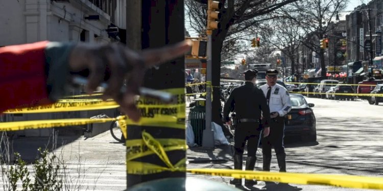  Kepolisian New York memberi garis kuning di sepanjang trotoar yang dilalui truk U-Haul, yang menabrak 8 pejalan kaki pada Senin, 13 Febuari 2023/Net